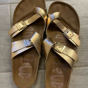 Birken style toe sandal.